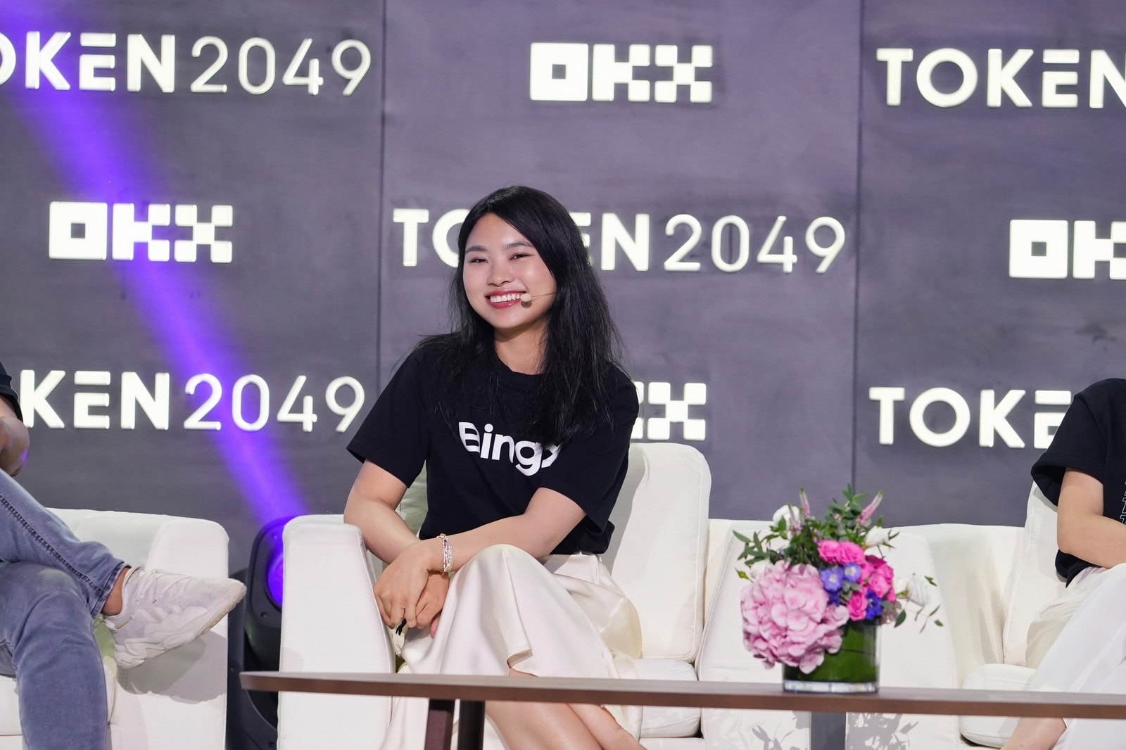 Vivien Lin, CPO von der Krypto-Börse sitzt BingX auf einem Panel