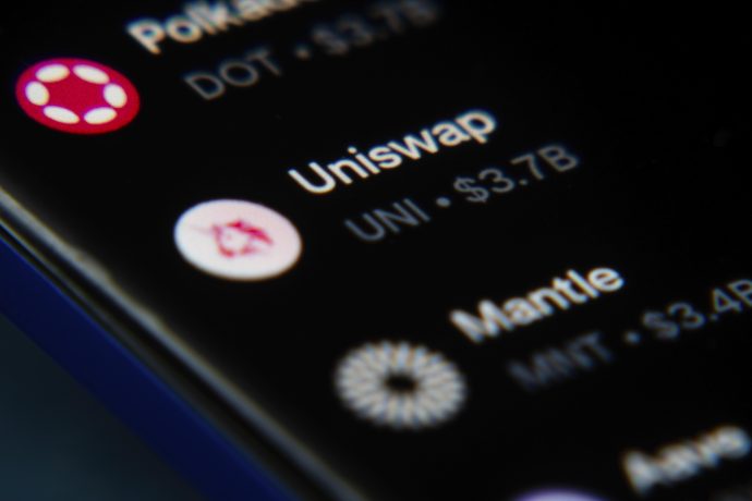 Nahaufnahme eines Smartphone Bildschirms, auf dem die Uniswap Kryptowährungs App angezeigt wird