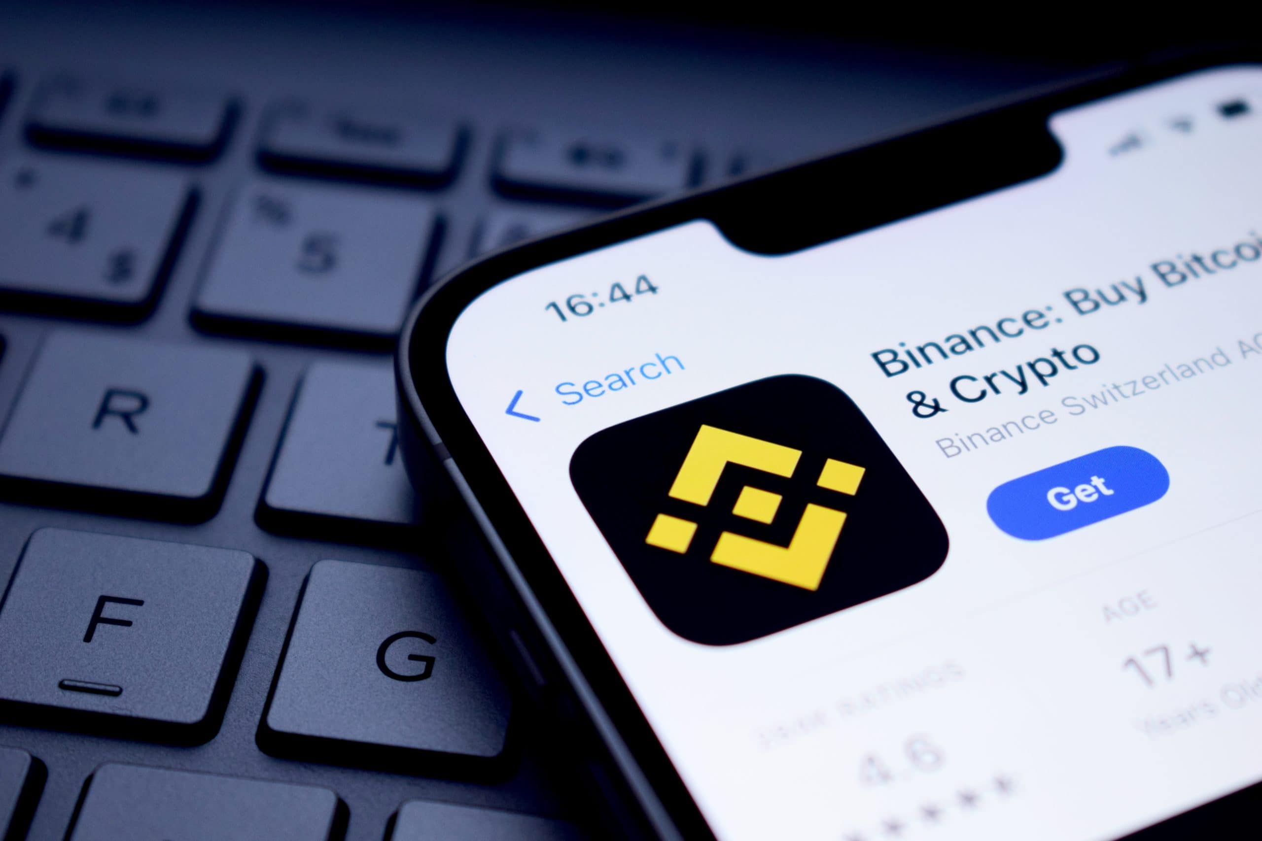 Binance-Logo auf einem Smartphone-Bildschirm