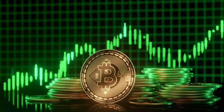 Eine Bitcoin-Münze vor einem Chart mit steigenden Kursen