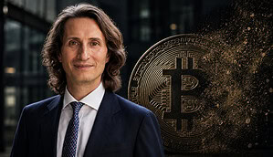Dr. Florian Lindermann und eine Bitcoin-Münze