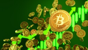 Bitcoin-Münze vor einem grünen Chart