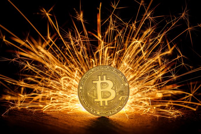 Bitcoin-Münze mit Feuerwerk im Hintergrund