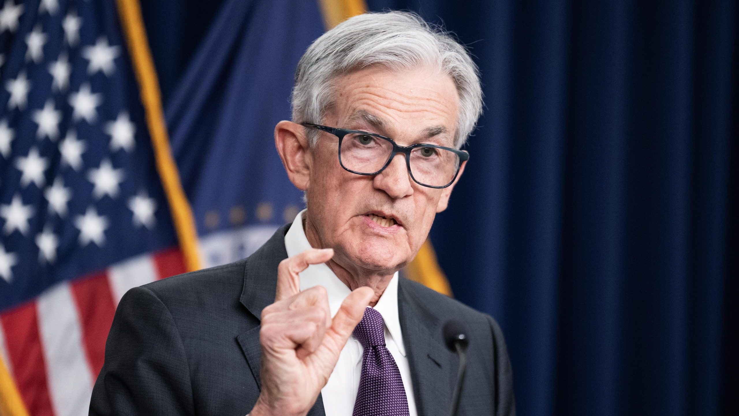 FED-Chef Jerome Powell hält eine Rede