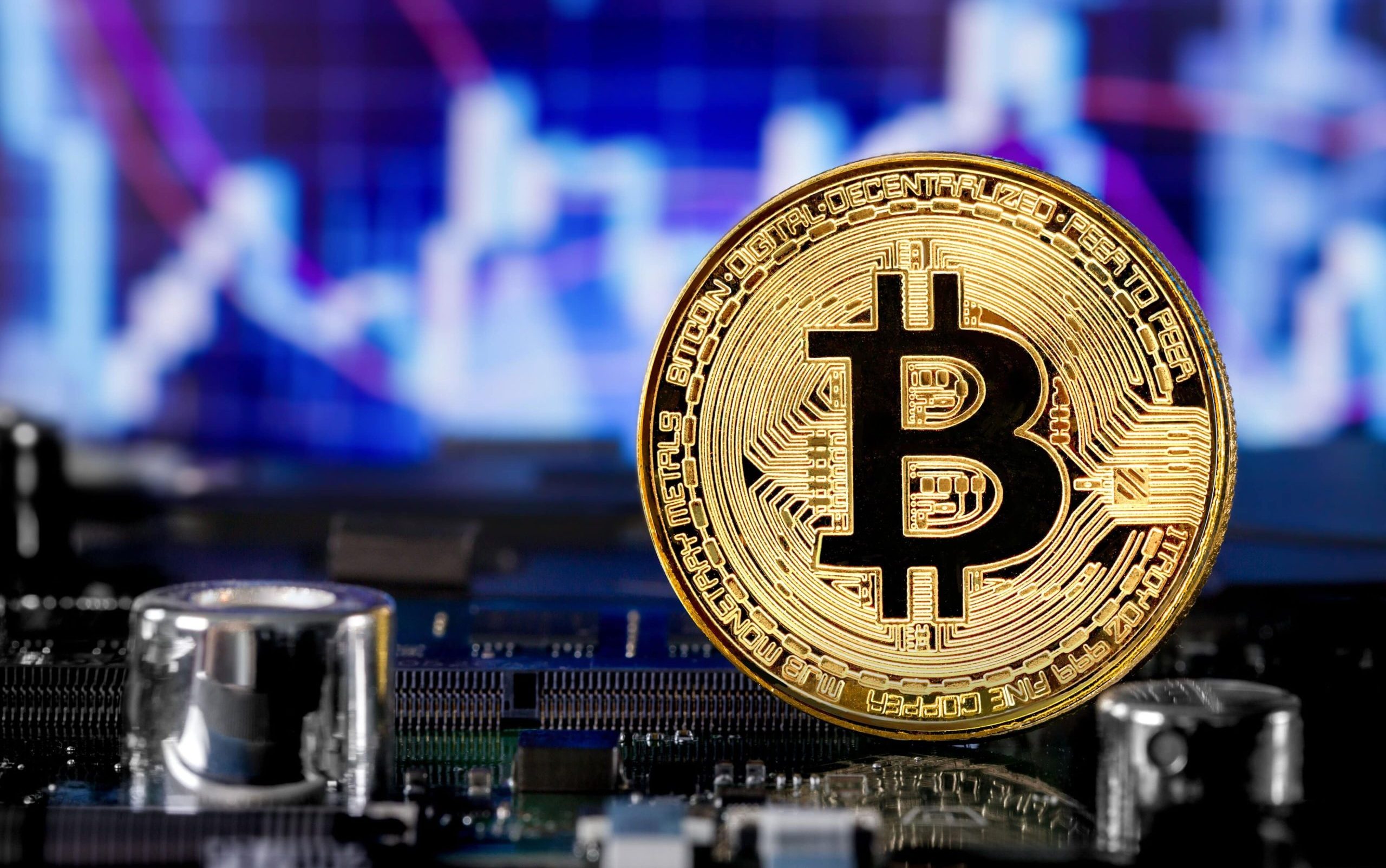 Bitcoin-Münze vor blauem Chart