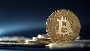 Eine Bitcoin-Münze vor schwarzem Hintergrund