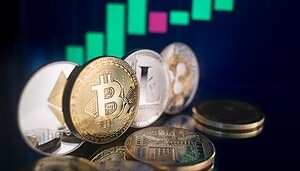 Verschiedene Krypto-Münzen vor einem Chart als Hintergrund