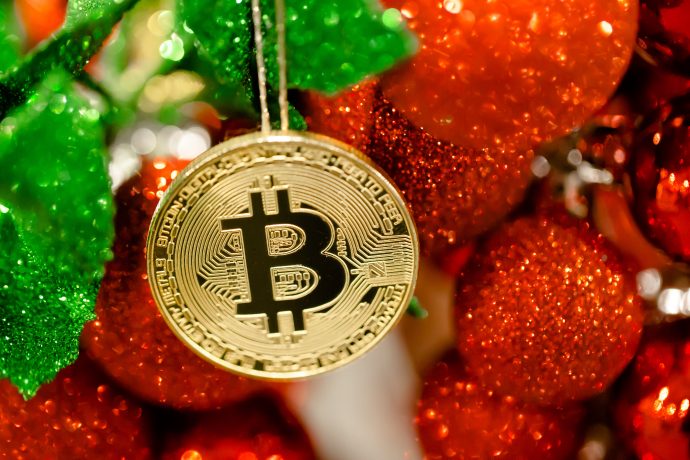 Eine Bitcoin-Münze hängt an einem Weihnachtsbaum