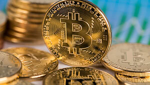 Eine Bitcoin-Münze vor blauem Hintergrund