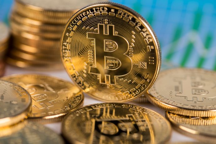 Eine Bitcoin-Münze vor blauem Hintergrund