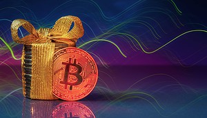 Bitcoin mit einem goldenen Geschenk und einem blau-lila Hintergrund.