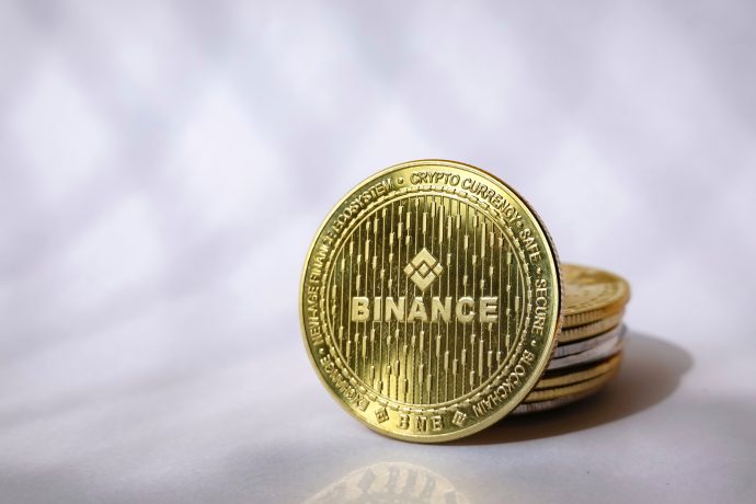 Eine Binance-Münze vor weißem Hintergrund
