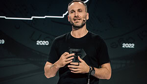 Paolo Ardoino vor einem Bitcoin-Chart