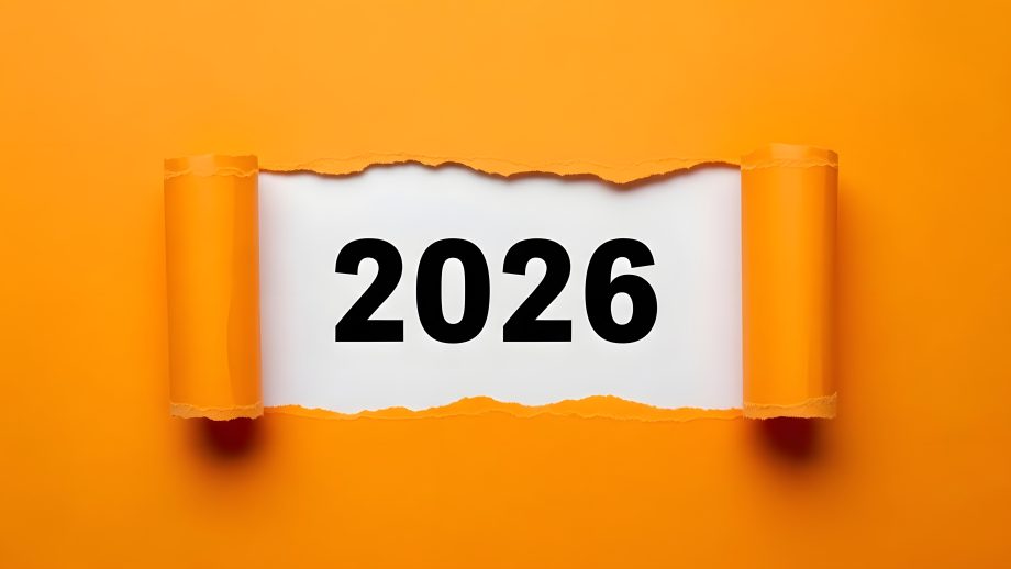 2026 auf weißem Hintergrund, davor ein oranger Vordergrund der Krypto-Coins symbolisiert.