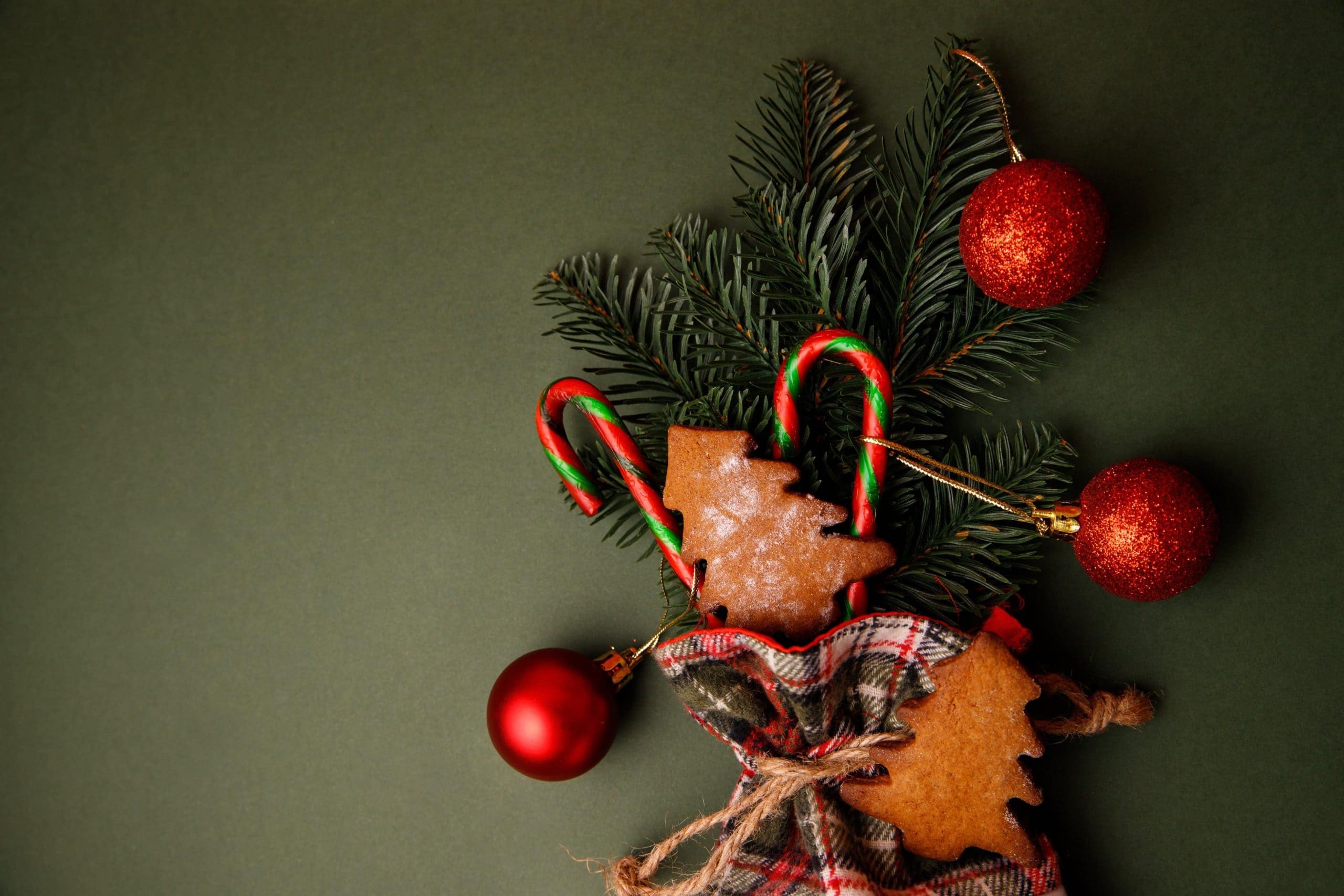 Christbäume und Christbaumkugeln vor grünem Hintergrund, die symbolisch für Krypto-Weihnachten stehen.