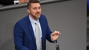 Ein Mann hält eine Rede im Bundestag.