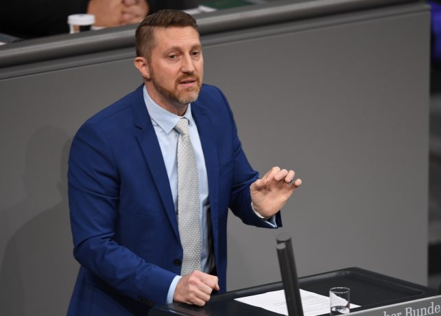 Ein Mann hält eine Rede im Bundestag.