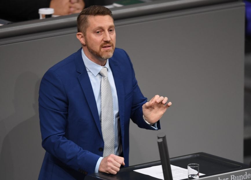 Ein Mann hält eine Rede im Bundestag.