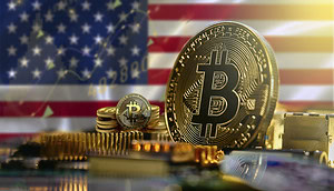 Bitcoin-Münze vor einer US-Flagge