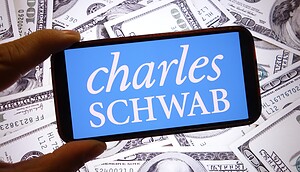 Ein Smartphone zeigt das Logo von Charles Schwab