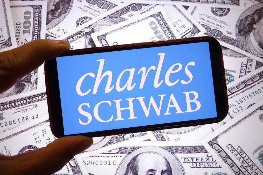 Ein Smartphone zeigt das Logo von Charles Schwab