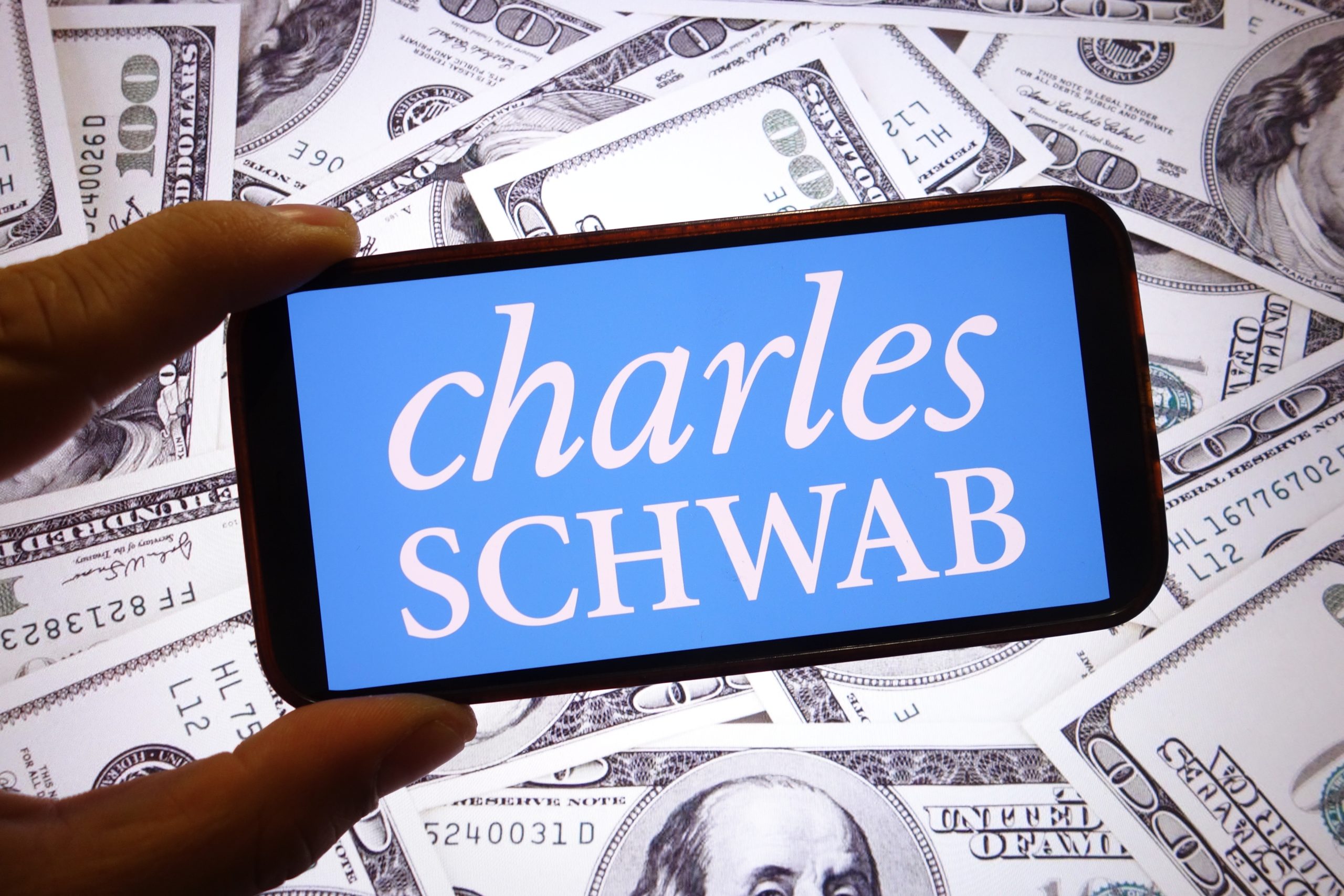 Ein Smartphone zeigt das Logo von Charles Schwab