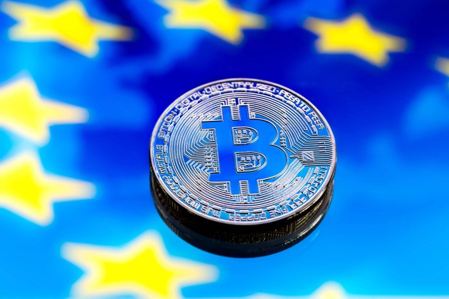 Bitcoin inmitten von EU-Symbolen