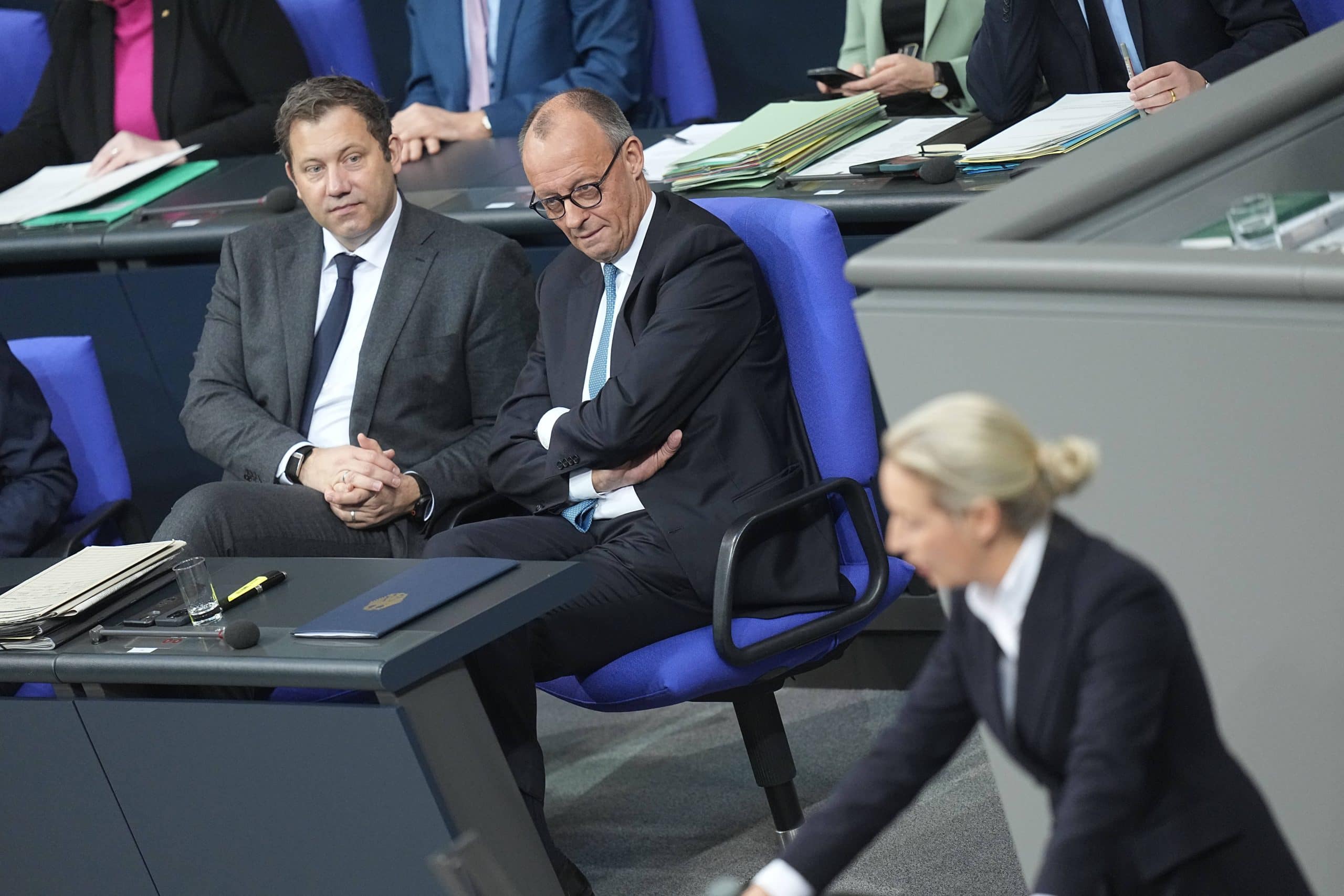 Bundesfinanzminister Lars Klingbeil (l, SPD) und Bundeskanzler Friedrich Merz (CDU) schauen zu Alice Weidel, Fraktions- und Bundesvorsitzende der AfD, während sie in der Generaldebatte im Bundestag zum Haushalt spricht. Die Debatten über den Etat des Kanzleramts werden traditionell zur Generalaussprache über die Politik der Bundesregierung genutzt.