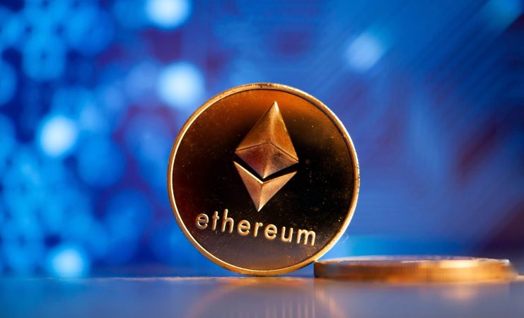 Warum 2026 zum Schlüsseljahr für Ethereum wird Eine goldene Ethereum-Münze vor einem blauen Hintergrund