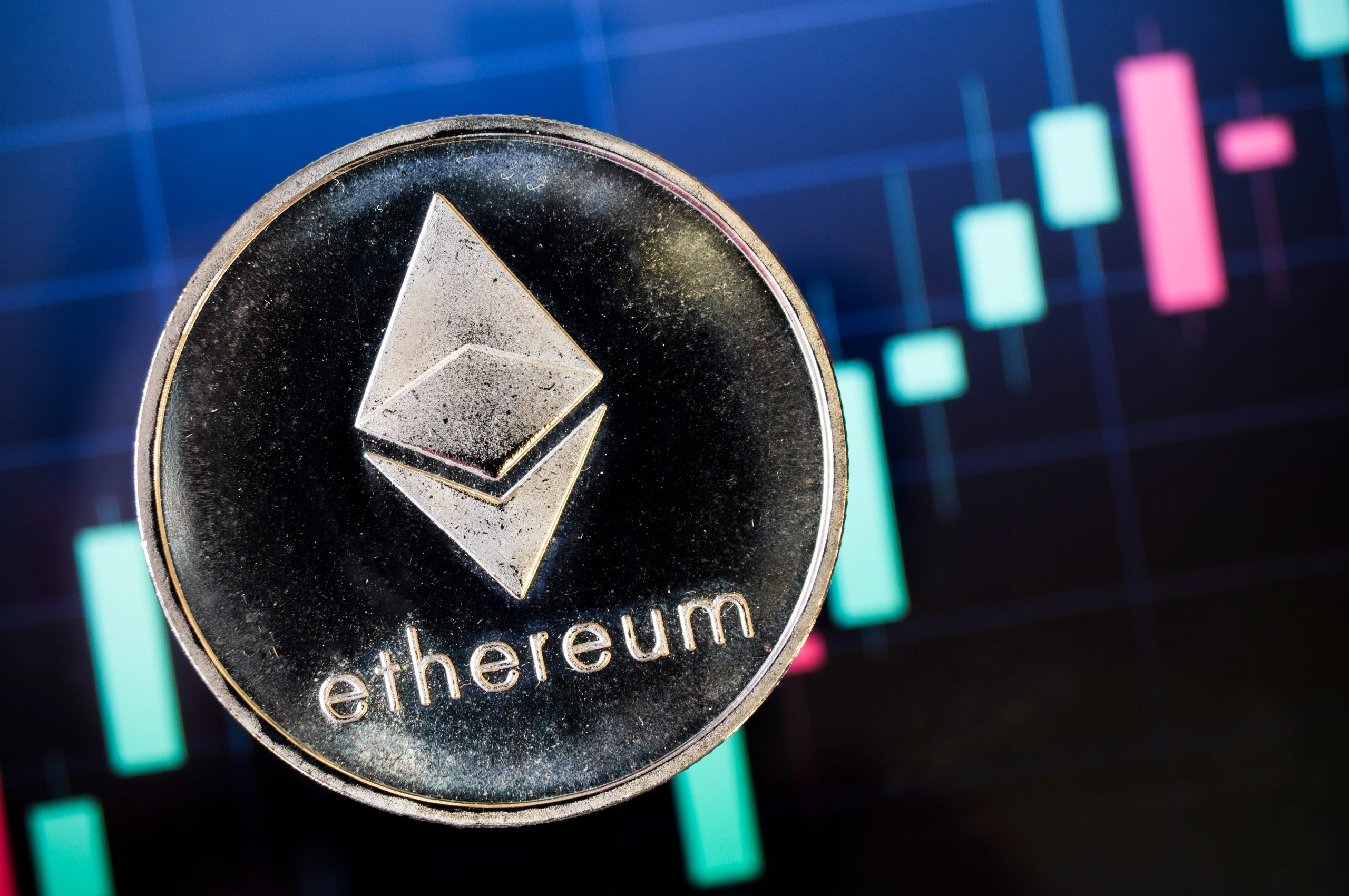 Eine Ethereum-Münze vor einem Kurschart