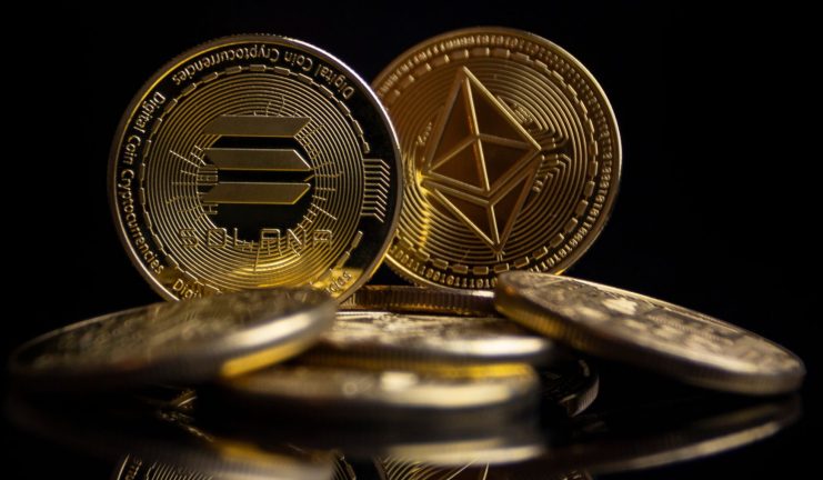 Ethereum- und Solana-Münze vor schwarzem Hintergrund