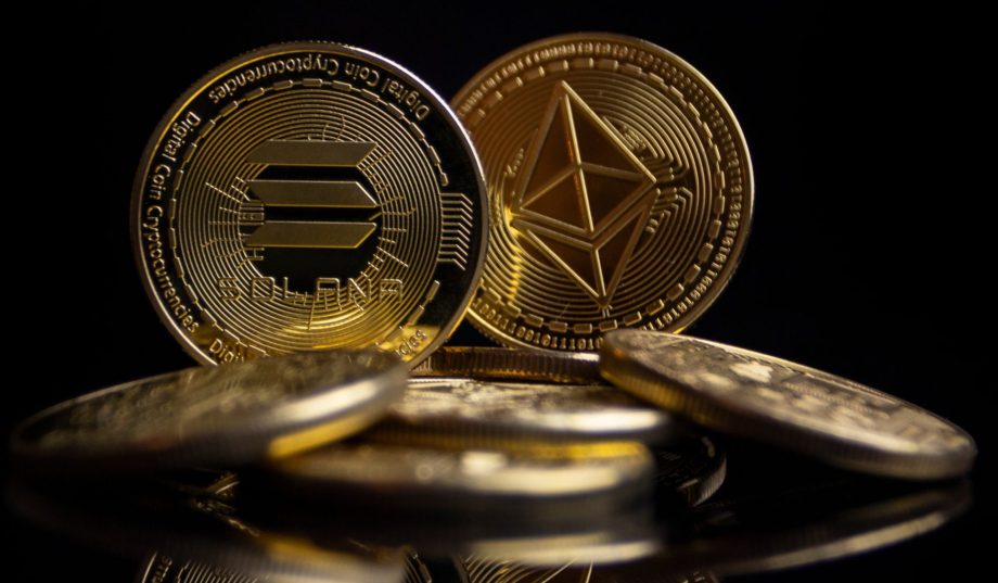 Ethereum- und Solana-Münze vor schwarzem Hintergrund