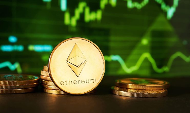 Goldene Ethereum-Münze vor grünem Charthintergrund.