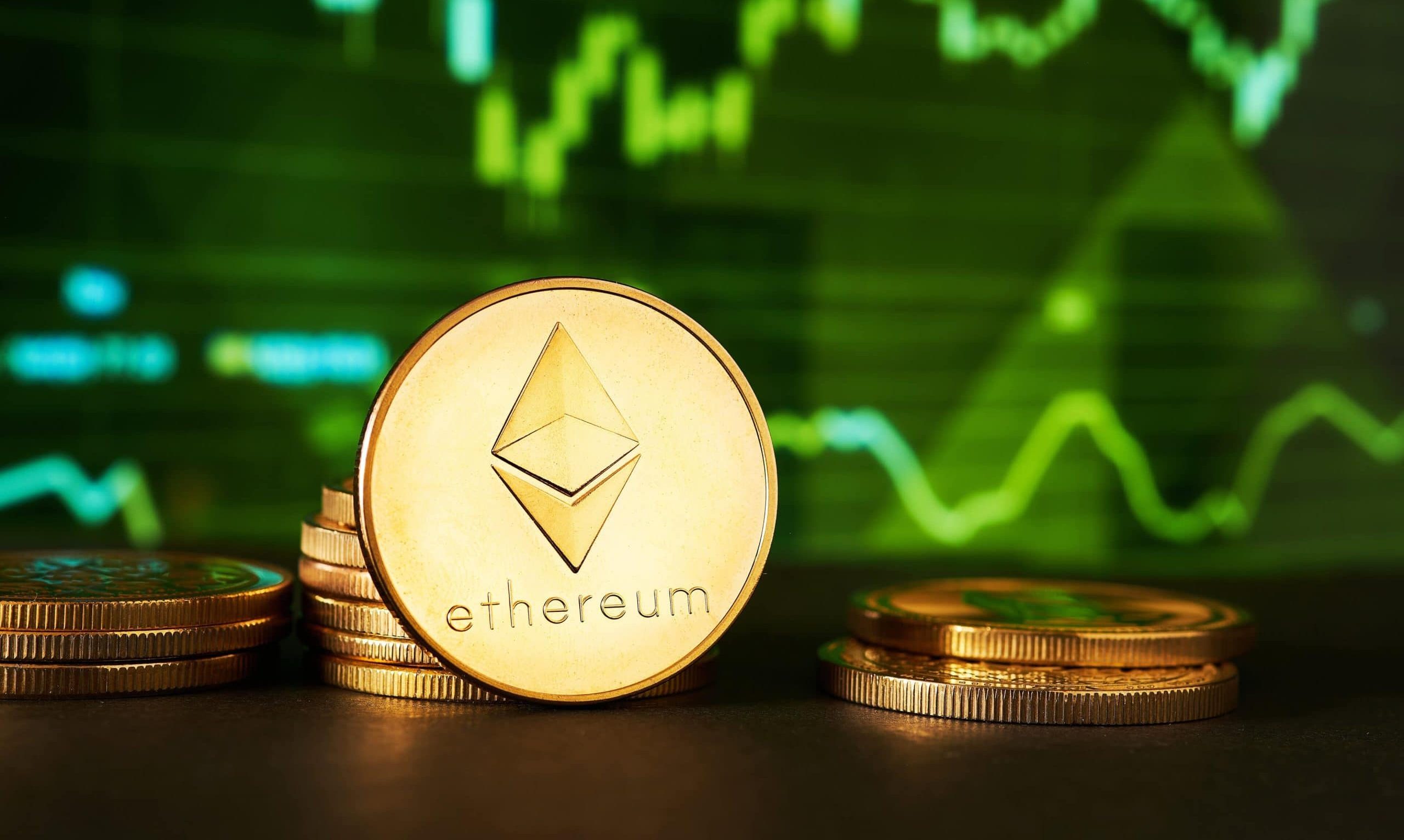 Goldene Ethereum-Münze vor grünem Charthintergrund.