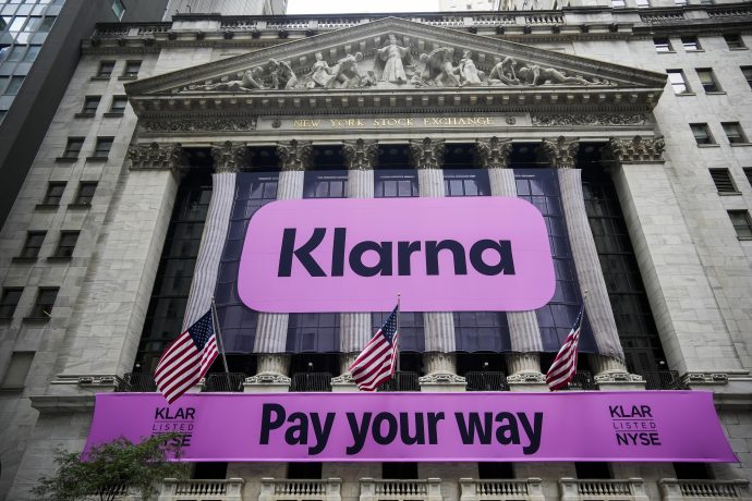 Das Bild zeigt das Logo von Klarna auf der Wall Street