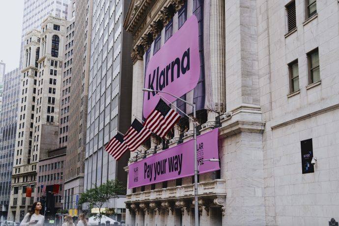 Klarna-Beflaggung vor der New Yorker Börse