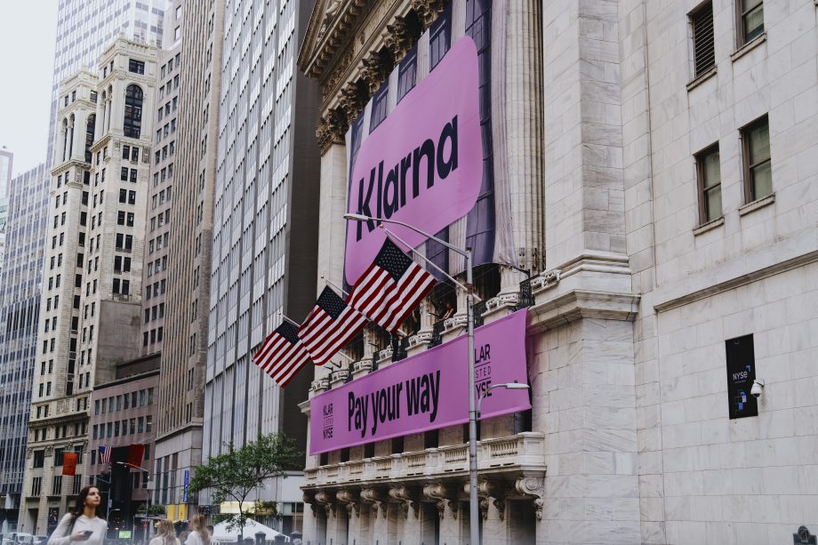 Klarna-Beflaggung vor der New Yorker Börse