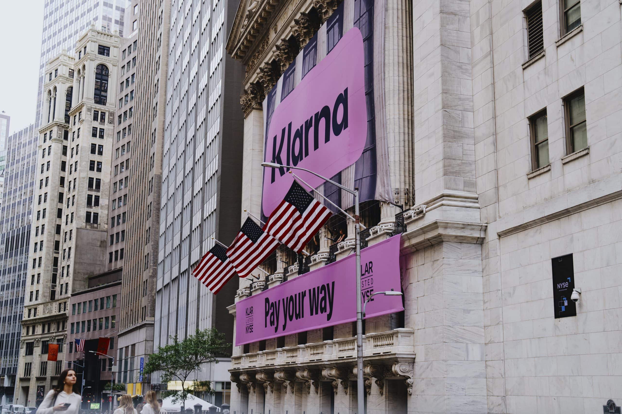 Klarna-Beflaggung vor der New Yorker Börse