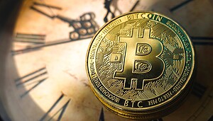 Bitcoin vor dem Hintergrund einer Uhr