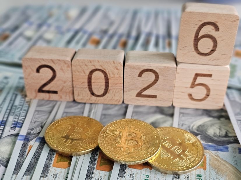 Die Grafik zeigt Bitcoin-Münzen vor den Jahreszahlen 2025& 2026