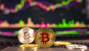 Bitcoin-Münzen vor einem Chart