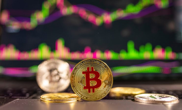 Bitcoin-Münzen vor einem Chart