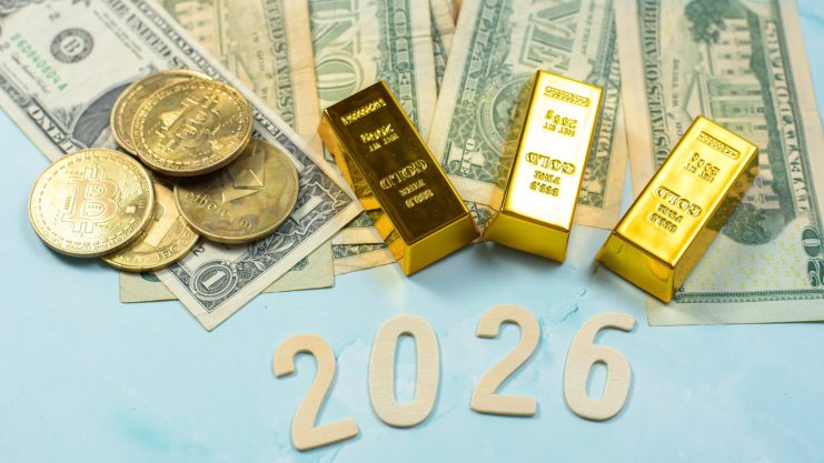 Bitcoin-Münzen und Goldbarren liegen auf Dollarnoten