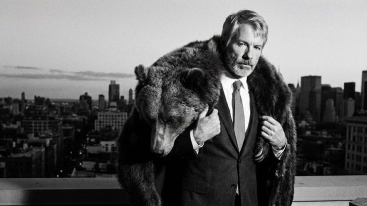 Michael Saylor auf einem schwarz-weiß Bild mit einem erlegten Bären über seinen Schultern