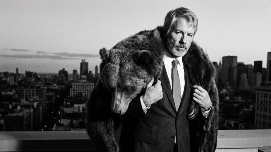 Michael Saylor auf einem schwarz-weiß Bild mit einem erlegten Bären über seinen Schultern