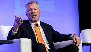 Michael Saylor sitzt auf Stuhl auf Bühne