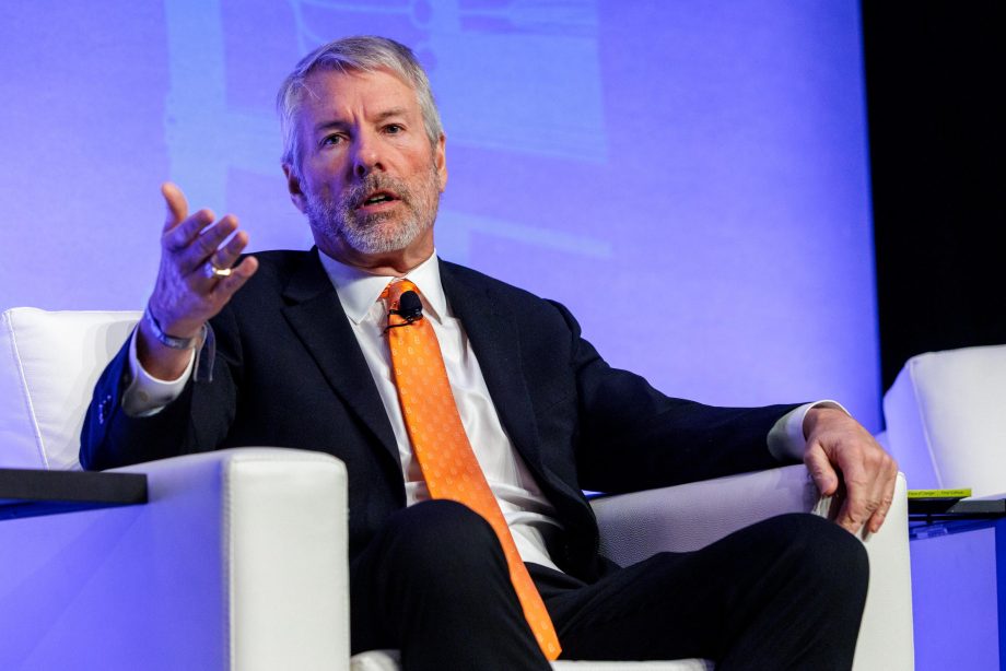 Michael Saylor sitzt auf Stuhl auf Bühne