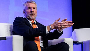 Michael Saylor sitzt mit oranger Krawatte bei einer Konferenz