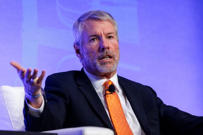 Michael Saylor mit orangener Krawatte auf einer Bühne