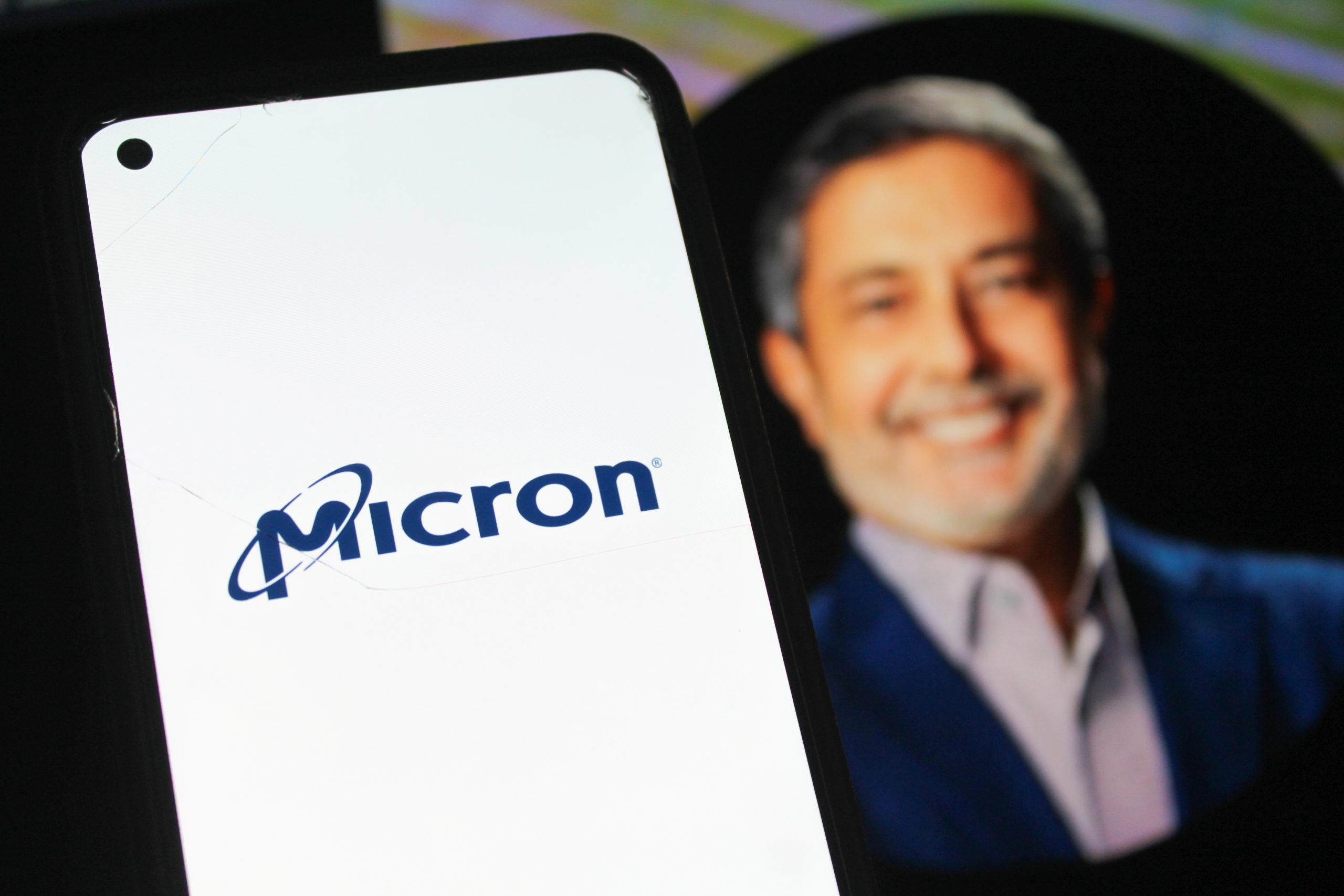 Zu sehen ist das Logo von Micron auf einem Smartphone